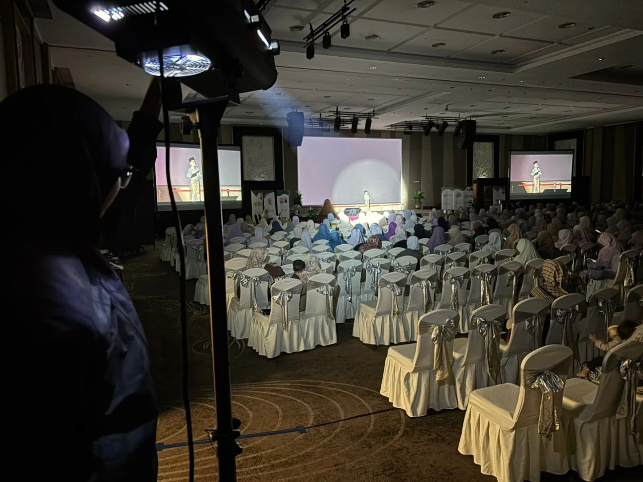 Spotlight / Followspot at an event, photo 1